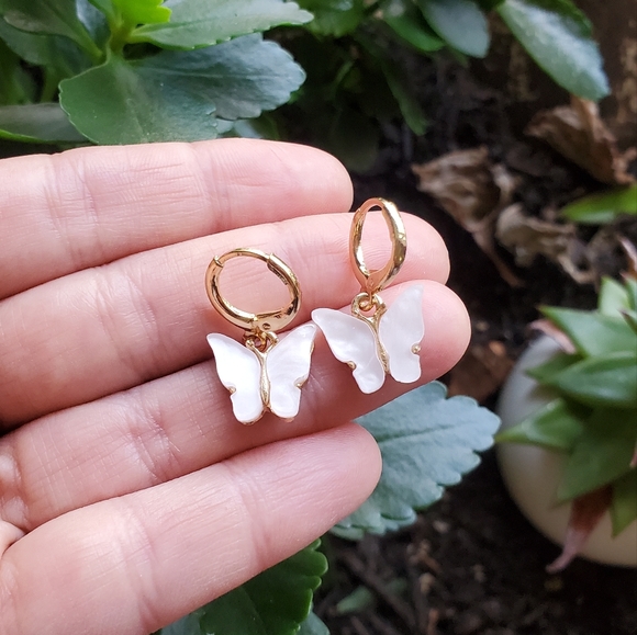 NWOT Gold & White Butterfly Huggie Earrings - Picture 15 of 15